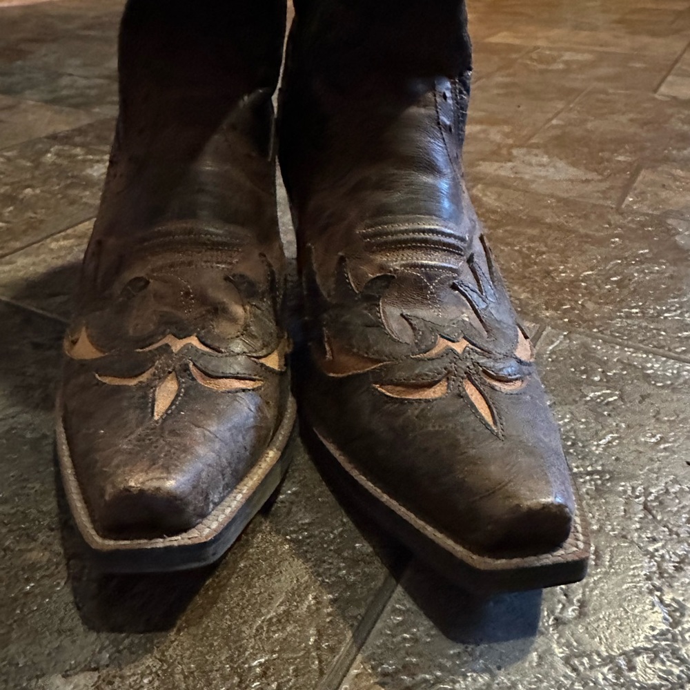 Ariat snip toe boots, sz 10. Excellent condition.